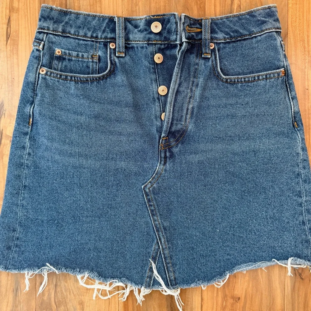 H&M Blue Denim Mini Skirt. Size 4. Never worn. - Picture 2 of 5